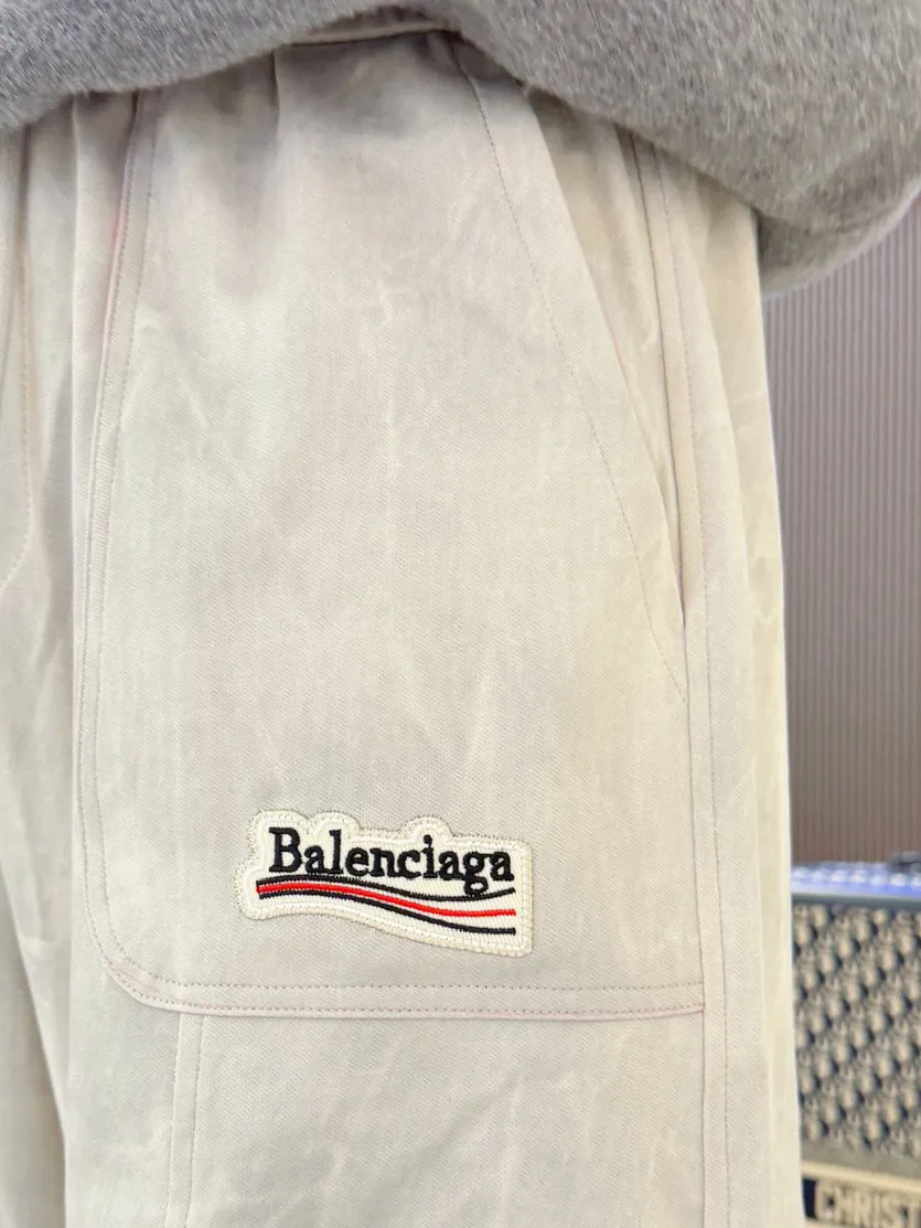 Balenciaga 🆕2026 Autumn and Winter New Arrival Casual Pants! 🎁On sale simultaneously on the official website. Brand Classic LOGO casual pants, customized fabrics, excellent comfort and strong touch. Highly recognisable, perfect appearance and craftsmanship. Size:M-3XL